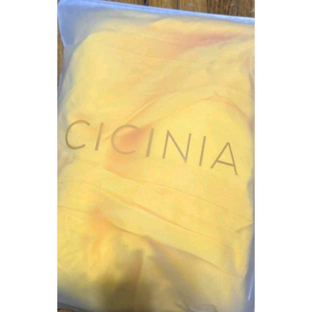 Cicinia Women's Size 26 Yellow Gown 48-inch Length, 24-inch Waist - Picture 10 of 12